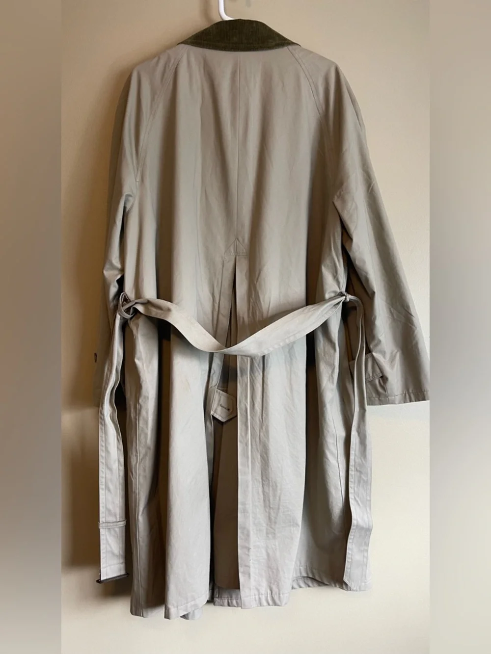 Classic Beige Trench Coat with Contrast Collar - Picture 9 of 11